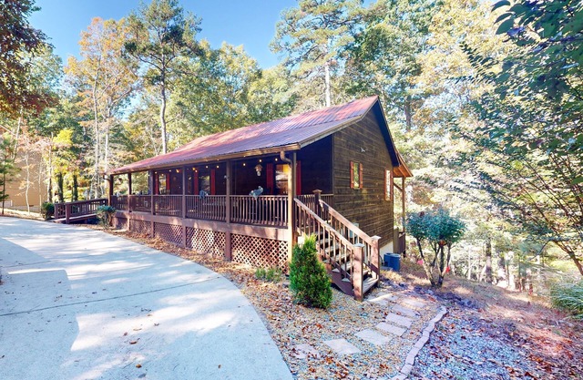 Dog friendly cabin with fire pit, hot tub, and community amenities