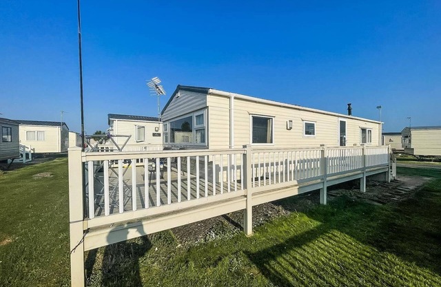 Dog friendly caravan with large decking near Heacham Beach, ref 21052H