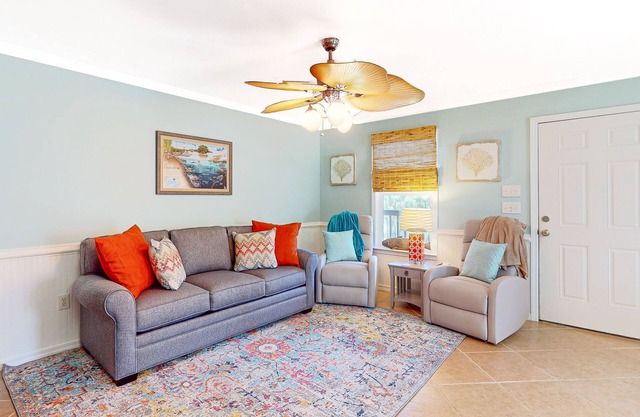 Dog-friendly, corner townhome steps from the beach with patio & WiFi