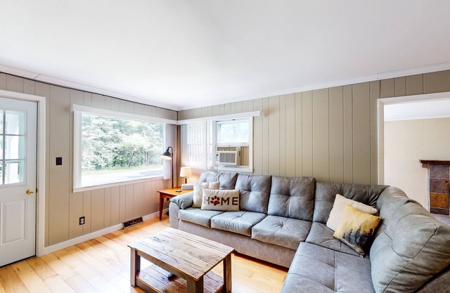Dog-friendly cottage with a wood stove, washer/dryer, firepit, & large yard