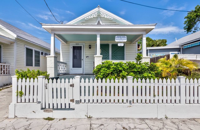 Dog-Friendly Cottage with Private Hot Tub & Garden - Great Downtown Location