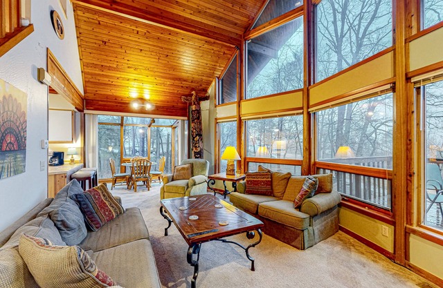 Dog-friendly duplex with fireplace, central AC & loft - on golf course