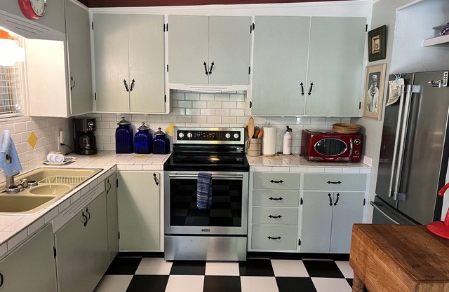 Dog friendly, fenced yard, AC, high speed WiFi, mid century - vintage