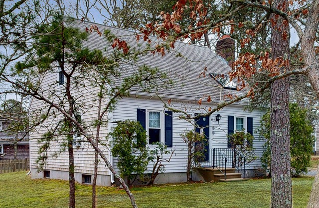 Dog friendly home w/deck and private gas grill - on the bay side of the Cape