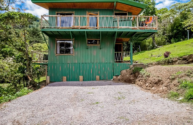 Dog-friendly jungle cabana with scenic views, wraparound balcony, & WiFi