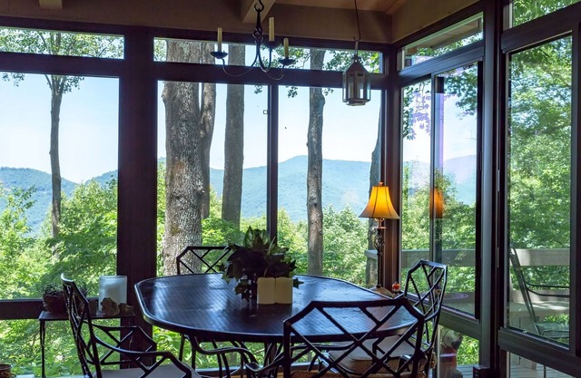 Dog-friendly mountain cottage w/furnished decks, amazing views, free WiFi, pool
