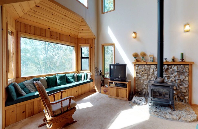 Dog-friendly mountain cabin with gas fireplace near skiing