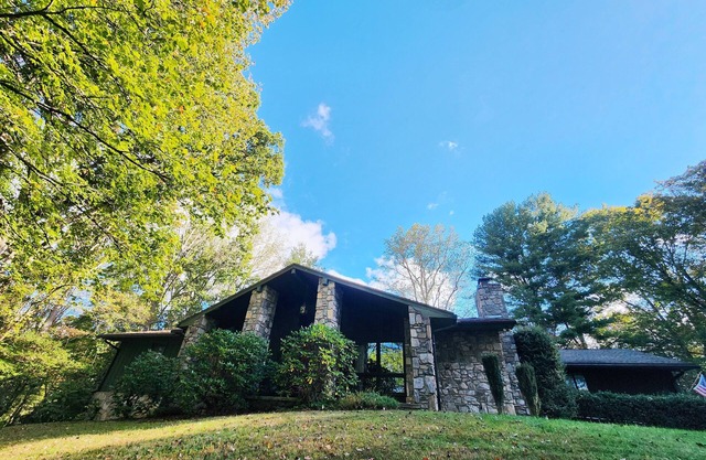 Dog-friendly mountain home with large deck and stunning mountain views