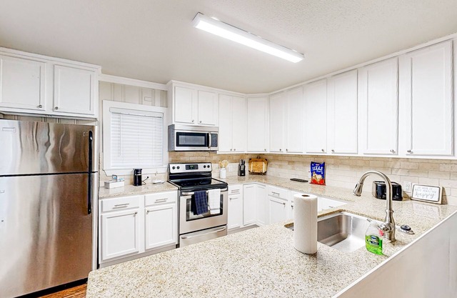 Dog-friendly ranch-style home near downtown Belton with patio, W/D, & central AC