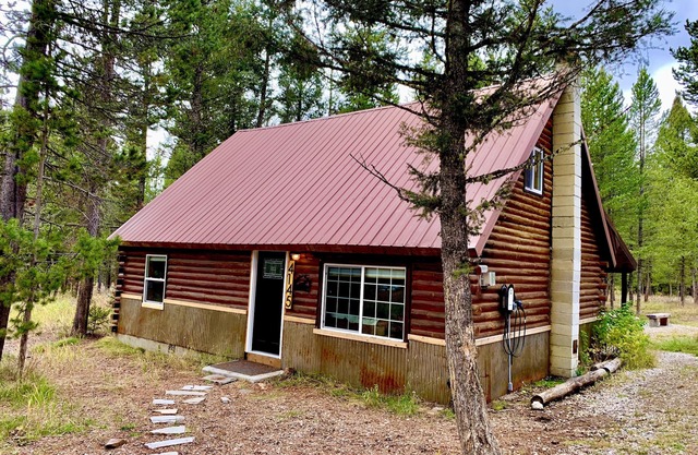 DOG FRIENDLY! Relaxing HOT TUB Rustic Log Cabin! Fire pit & indoor fireplace!