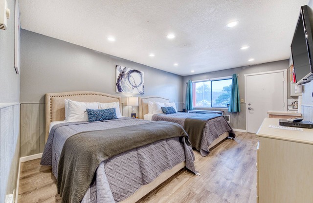 Dog-Friendly Room w/Full Kitchen - Walk to the Beach and Downtown