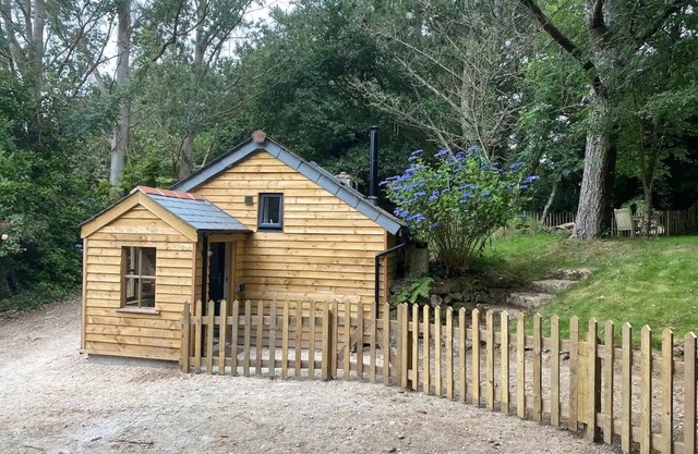 Dog friendly studio w/woodland & lake @coskewis