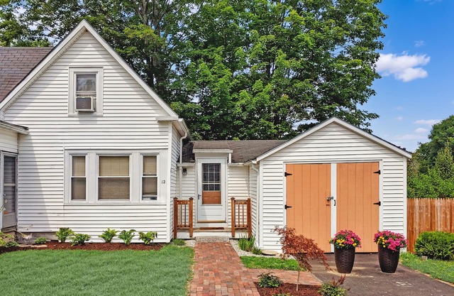 Dog Friendly, Relaxing Cottage Stay Steps Away from The Beach