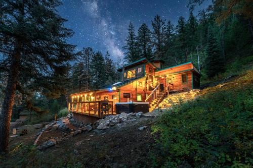 Dog Friendly, Year Round, Creekside Cabin, Hot Tub, 6 Acres