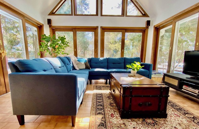 Dogs O.K Historic River Home: 6 Beds, 4 Bedrooms, 10 People,