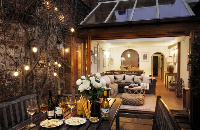Dolls House - Luxury Townhouse - From £400 Per Night
