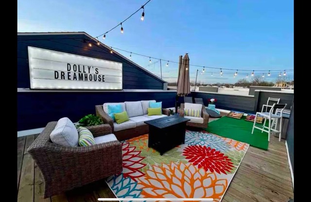Dolly Parton Themed 4-Story House, Minutes to Downtown, Sleeps 14 Full Amenities