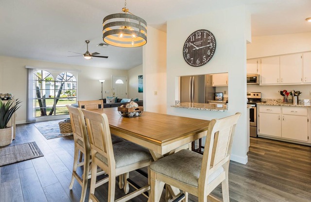 DOLPHIN BUNGALOW! Remodeled water front getaway in the heart of Old Marco