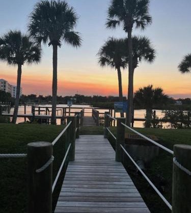 Dolphin Cove Cottage -2-2 Pet Friendly!