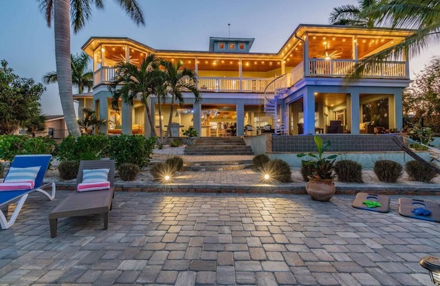 Dolphin Cove - Waterfront Family Oasis Near Siesta Key Beach - Pool Home 2.7mi to Beach