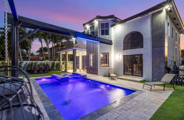 Dolphin House/Lux Pool Rain