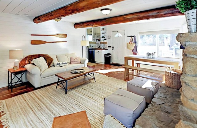 Donner Lake Cottage | Pet Friendly Cottage w/Yard