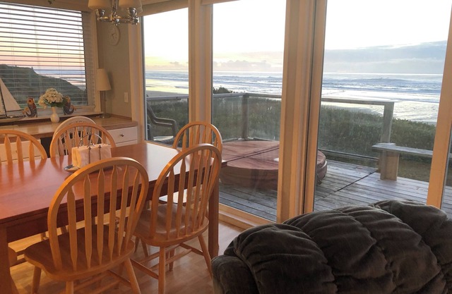 Dory Cove Oceanfront in Roads End - Spectacular Views, Rain or Shine! - Hot Tub