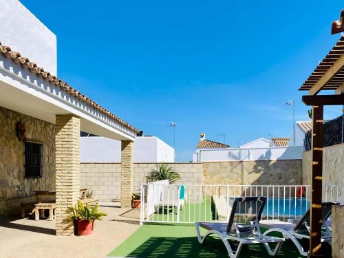 Dos Chalets Separados con Piscina Privada Cada Uno - Perfectos para Grupos Grandes Cerca del Pueblo