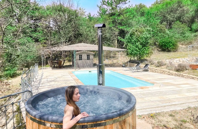 Double-gîte with jacuzzi, swimming pool and balneotherapy.
