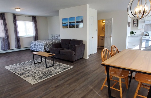 Double House: Combined Up-Down Units by airport & lakes!