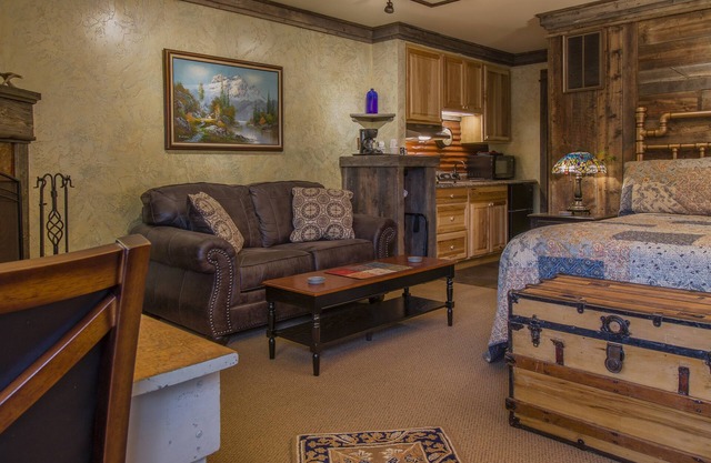 DOUBLE QUEEN SUITE IN THE BAILEY LODGE