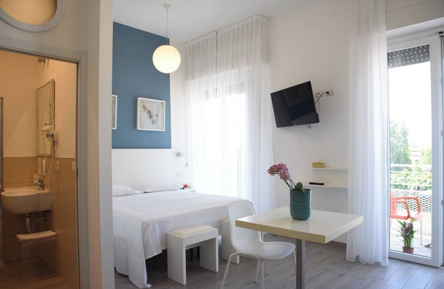 Double room with kitchenette and 2 balconies