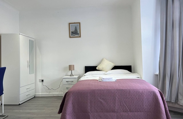 Double Room 2 Minutes Walking Distance From Redbridge Station London