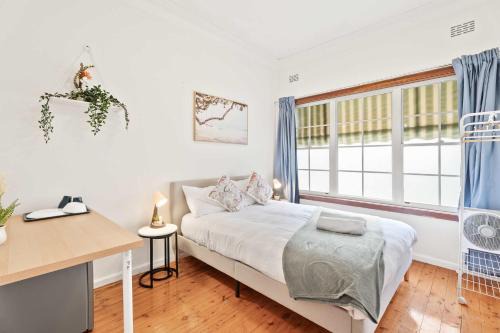 Double Room in Peakhurst - Centrally Located - Shared Bathroom