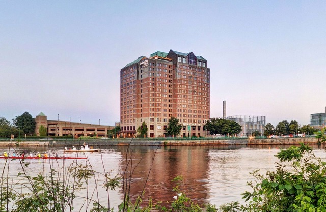 DoubleTree Suites by Hilton Hotel Boston - Cambridge