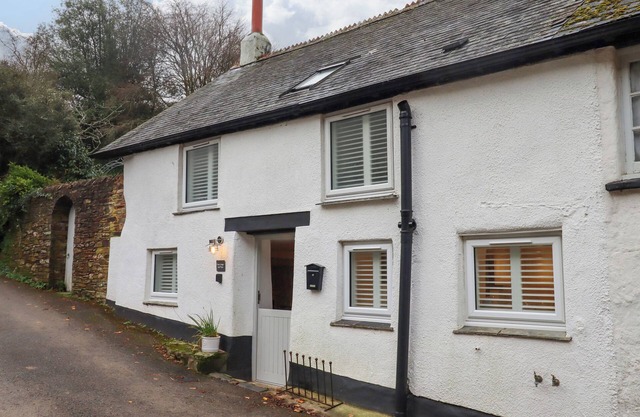 DOVE COTTAGE, pet friendly, character holiday cottage in Totnes
