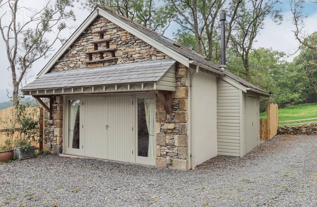 DOVE TAIL BARN, pet friendly, with hot tub in Underbarrow