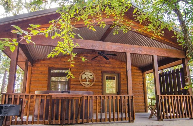 Down Time Studio Cabin w Hot Tub