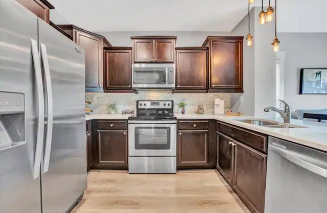 Downton Luxury Loft with River view! 10 min to LU!
