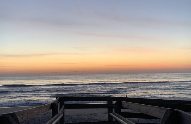 Downtown, 1 BR, Apt, 2 beds, 1 Bath, A-Frame, laundry, kitchen, 2m2 beach!