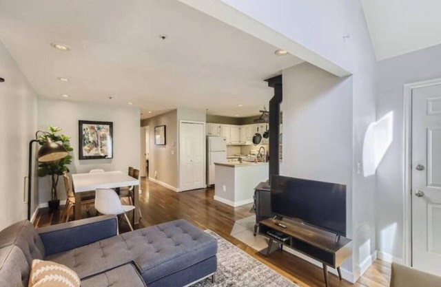 Downtown 2 BDR/2 BA - Walk to Everything