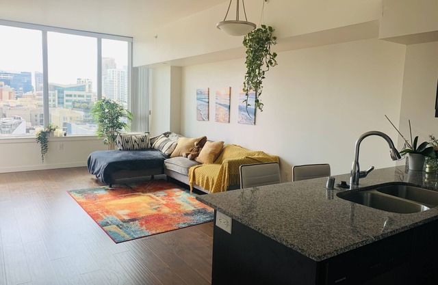 Downtown Apartment near Gaslamp and Petco Park