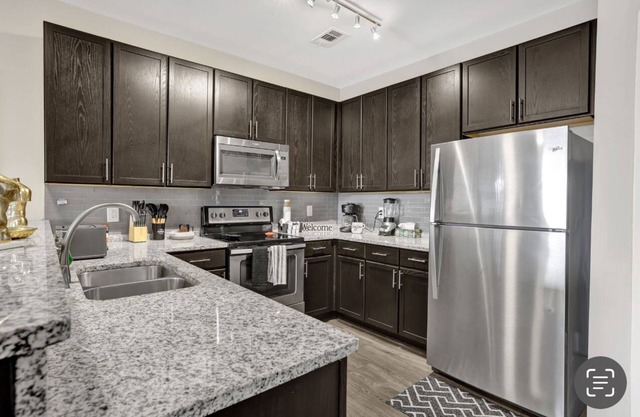 Downtown apartment with free gate parking