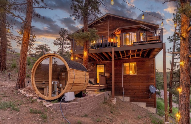 Downtown Bailey Mountain Escape with Sauna, Hot tub and Designated Game Room