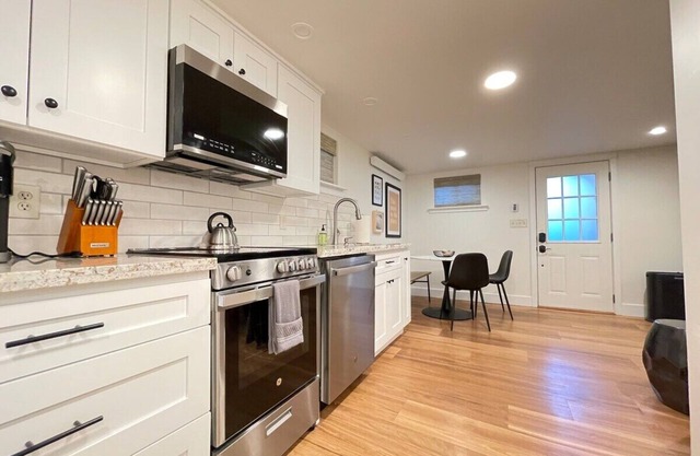 Downtown Bellingham newly furnished guest suite