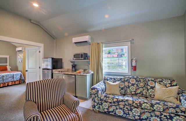 Downtown Branson Cottage w/Pool Access!