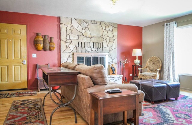 Downtown Bungalow - Sleeps 8!