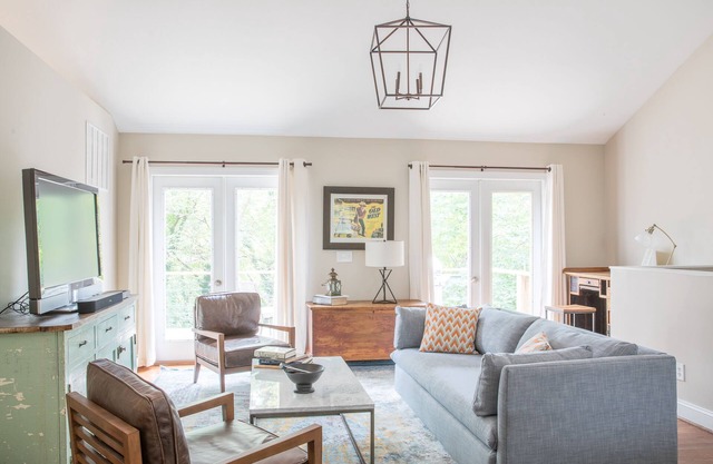 Downtown Carriage House | 1 BR Loft close to the historic downtown mall