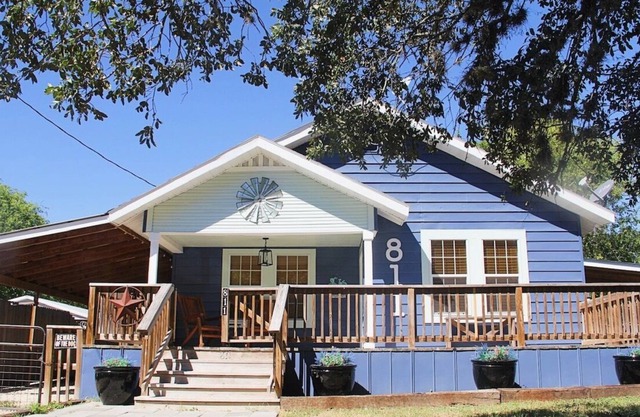 Downtown Classic Country Cottage