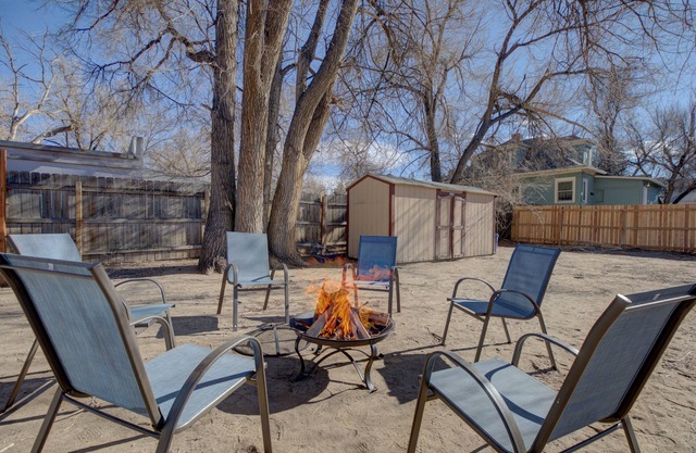Downtown CO Springs 2bdrm Apartment w/Firepit & Privacy Fence